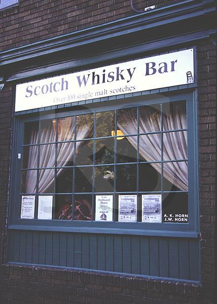 Scotch Wiskey Bar, Exterior
